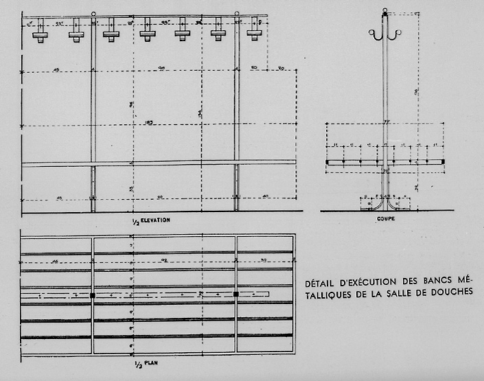 Détail d'exécution des bancs métalliques de la salle de douche.