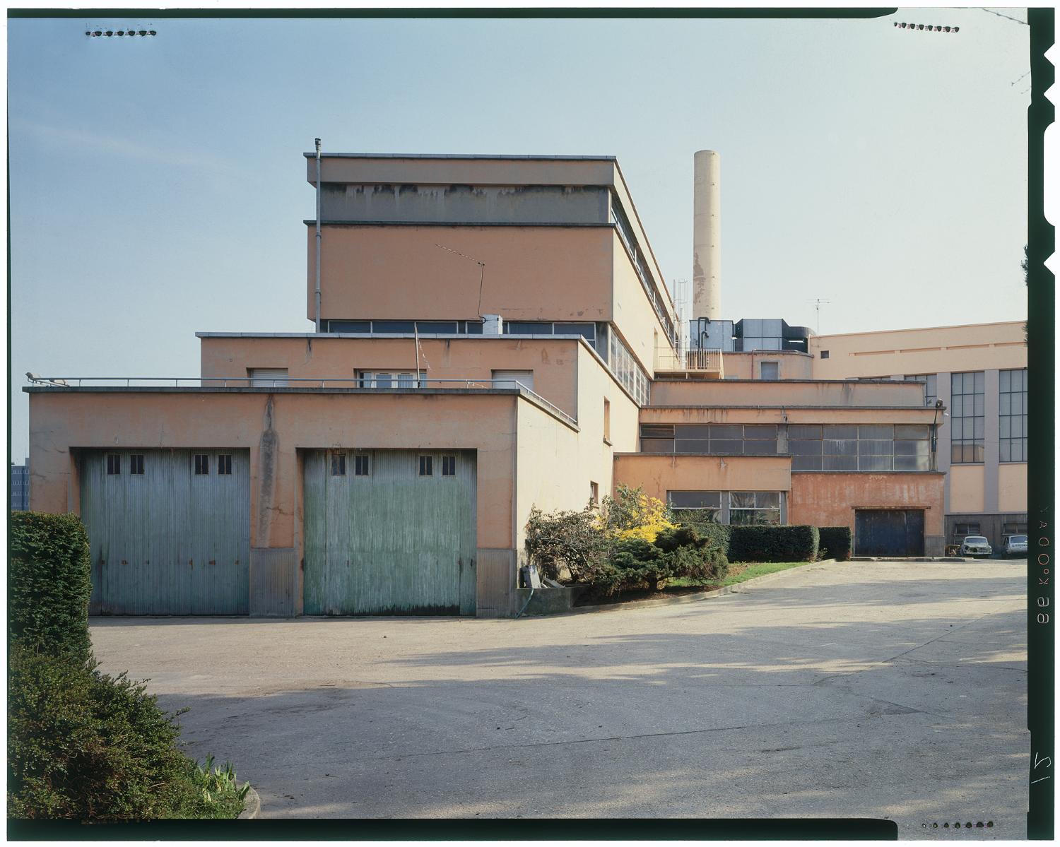 Vue de la façade postérieure. A gauche : l'aile de l'usine.