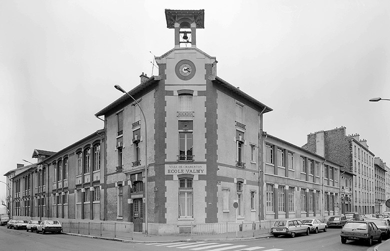 Vue prise de l'angle de la rue de Valmy (à gauche) et de la rue du Petit-Château (à droite).