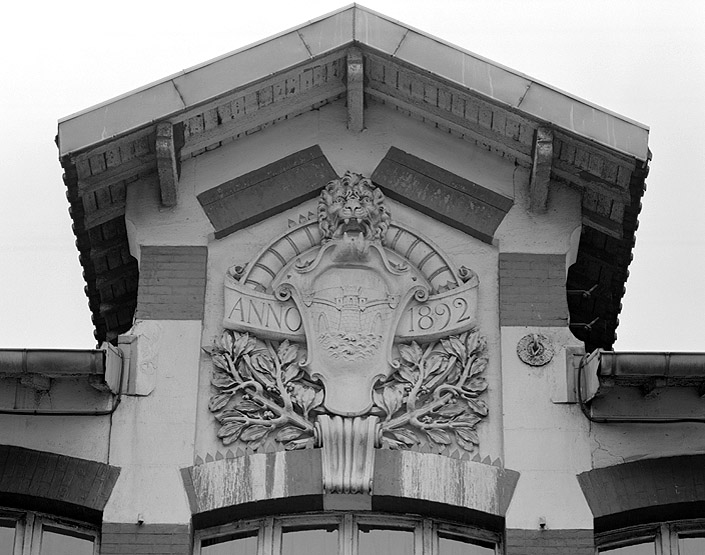 Fronton sur la rue de Valmy portant les armoiries de la ville de Charenton et la date de construction 1892.