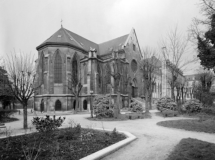 Chevet de la chapelle et façade nord du pensionnat prise du nord-est.