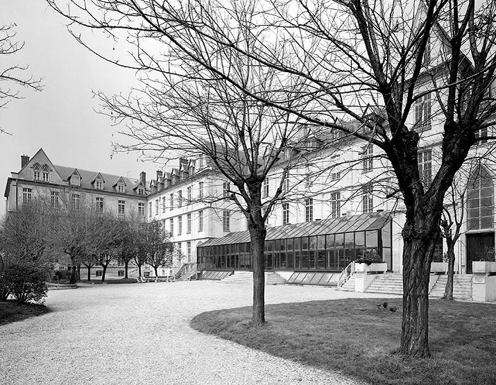Façade sud du pensionnat, actuellement école d'architecture, prise du sud-est.