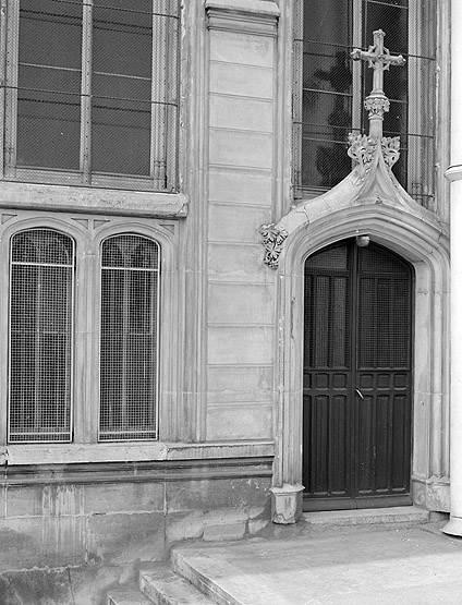 Porte latérale nord de la chapelle.