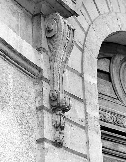 Console du fronton de l'entrée du bâtiment nord des communs.