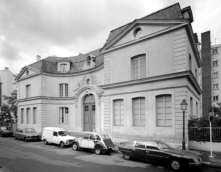 Vue générale du bâtiment sud des communs sur la rue du Petit-Château.