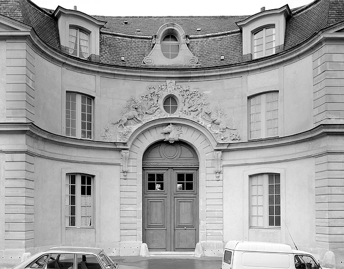 Partie centrale de la face antérieure du bâtiment sud des communs.