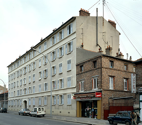 La faïencerie : vue de l'immeuble de logements Boulenger destiné aux ouvriers de l'usine.