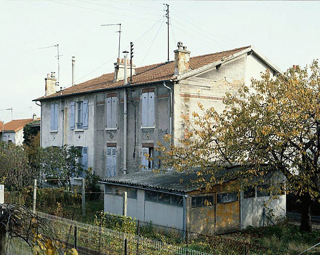 La faïencerie : vue de pavillons destinés aux ouvriers de l'usine dans le quartier des Gondoles.