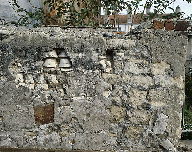 Détail d'un mur en faïence de récupération sis au 47 bis, avenue Villeneuve-Saint-Georges.