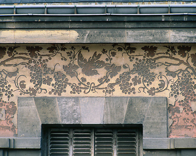 Détail de la frise en sgraffito de la façade sur la rue de l'Entrepôt.