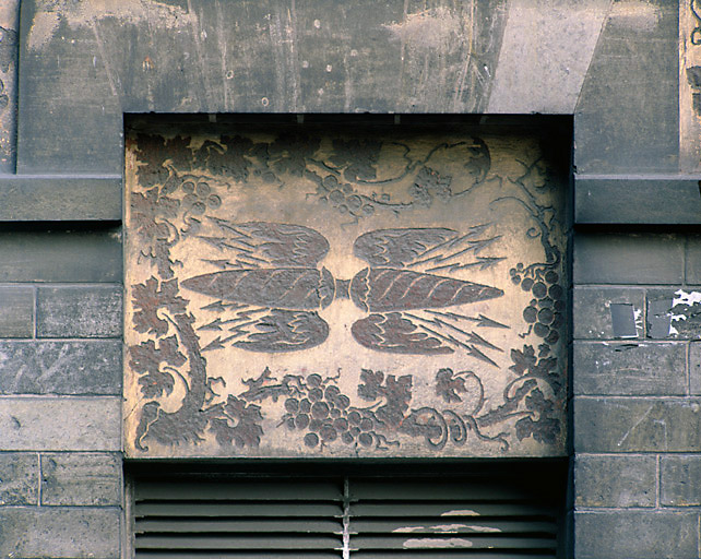 Détail de la frise en sgraffito de la façade sur la rue de l'Entrepot.