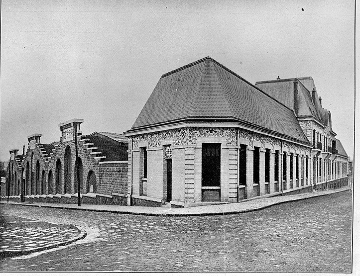 Angle des rues de l'Arcade et de l'Entrepôt.