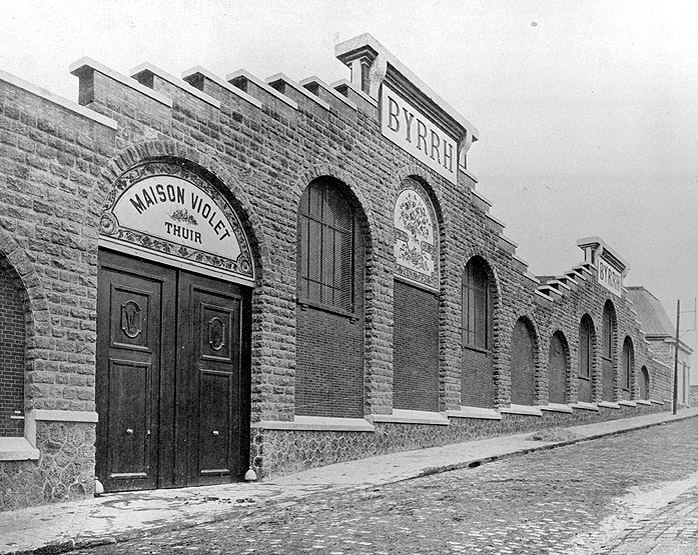 Façade des chais sur la rue de l'Arcade.