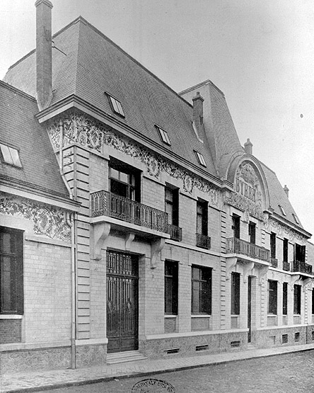 Façade du corps central sur la rue de l'Entrepôt.