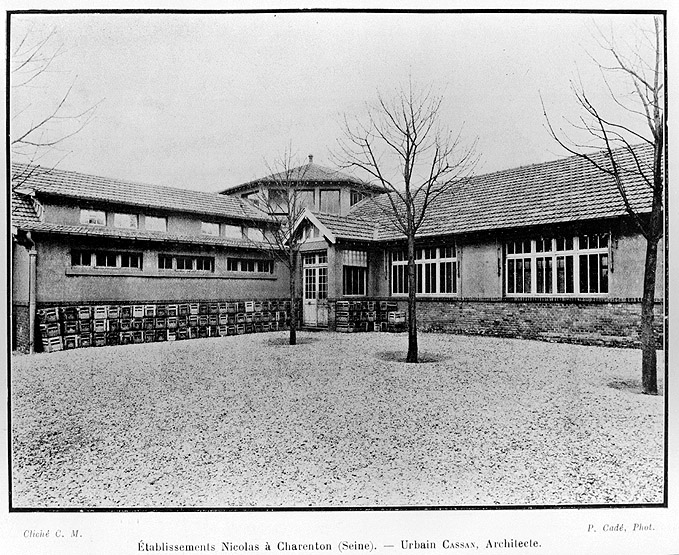 Extérieur de la cantine.