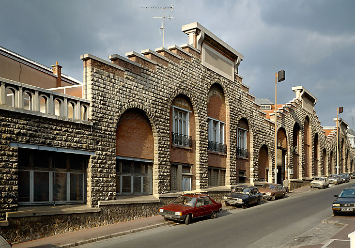 Façade des chais, rue de l'Arcade.
