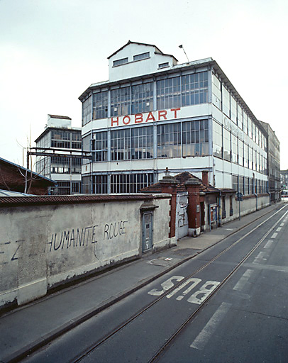 Vue de la façade sur la rue Galilée.