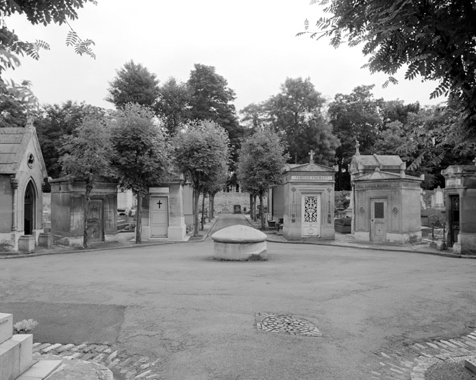 Vue du rond-point en direction de l'entrée.