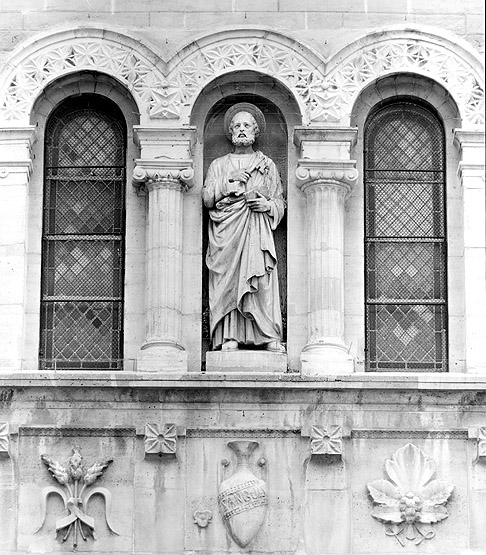 5 statues : les quatre évangélistes et saint Pierre, figure vêtue