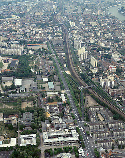 Vue aérienne prise du nord : à droite, Alfortville, à gauche, Maisons Alfort.
