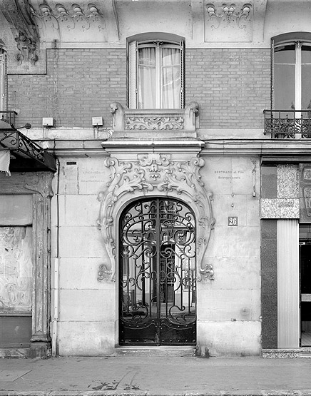 Porte d'entrée sur la rue du Général-Leclerc.