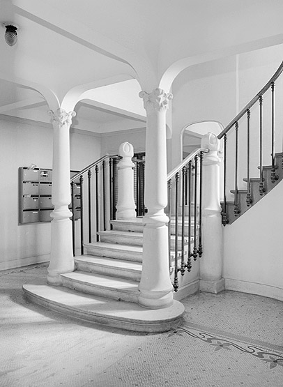 Départ de l'escalier, côté rue du Général-Leclerc.