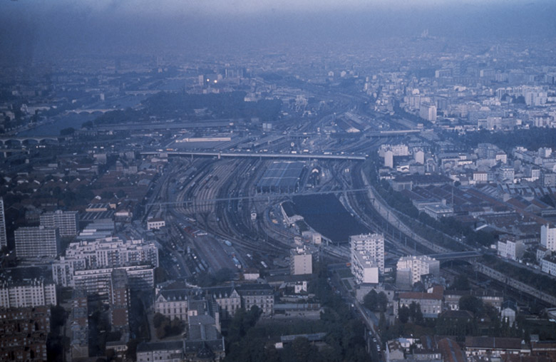 Vue aérienne prise de l'est. En bas à gauche : ensemble d'HBM. En bas au centre : ancien couvent de bénédictines.