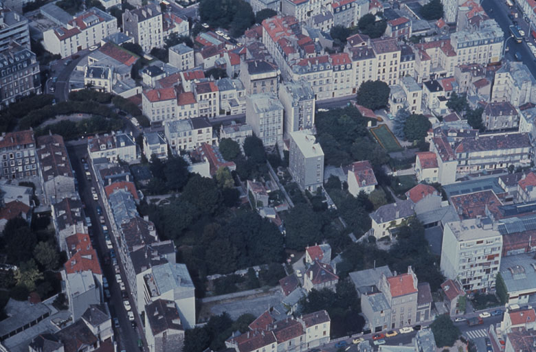 Vue aérienne prise du sud. A gauche: la place Henri IV et la rue de Sully, en haut: la rue Gabrielle.