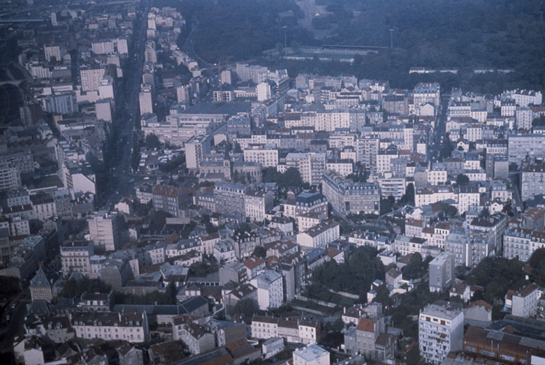 Vue aérienne prise du sud. A gauche: la rue de Paris, au fond: le bois de Vincennes, au centre: la place Henri IV.