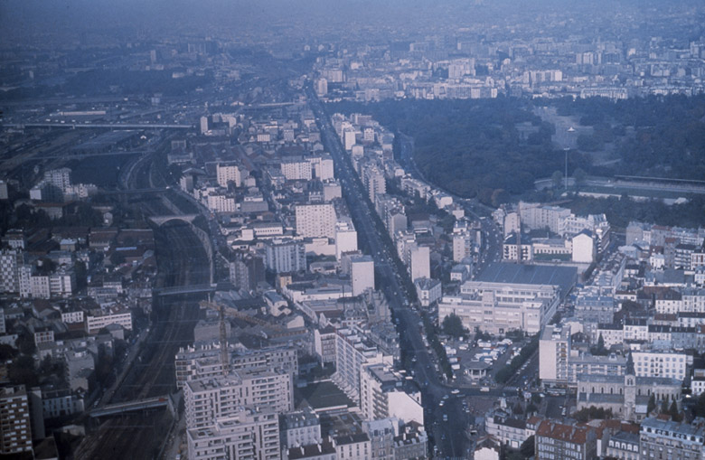 Vue aérienne prise du sud-est sur l'église paroissiale Saint-Pierre (en bas à droite), la place Aristide-Briand, l'école du Centre et la rue de Paris.