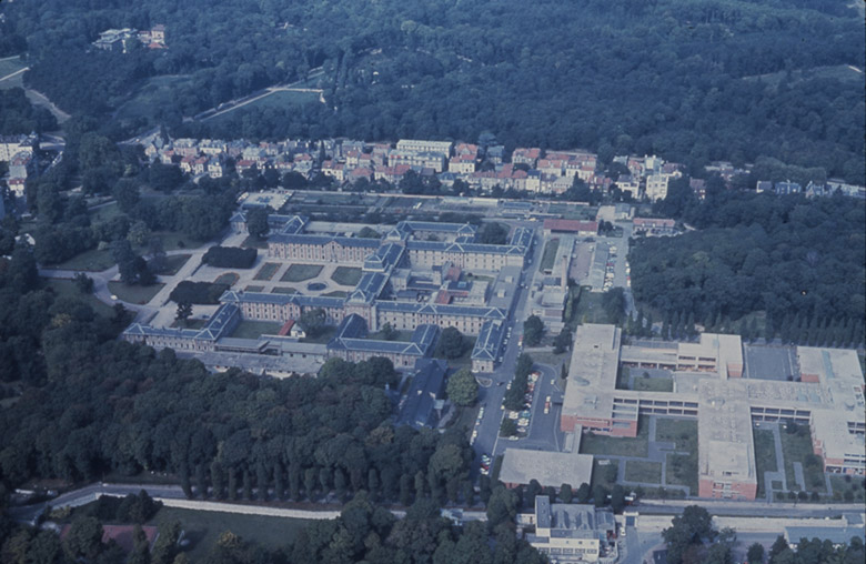 Vue aérienne prise du sud. Au centre: l'ancien asile impérial, aujourd'hui hôpital national de Saint-Maurice. Au fond: la rue du Docteur-Decorse et la bois de Vincennes.