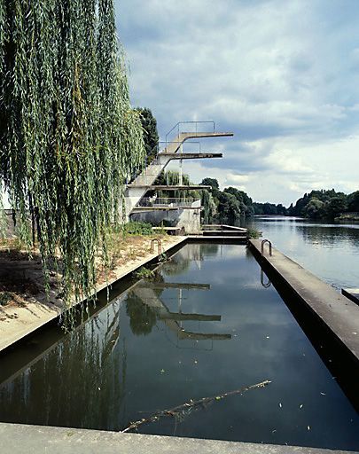 Façade sur la Marne : vue générale du bassin et du plongeoir.