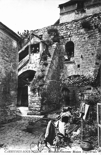 Entrée des carrières dans la cour de la maison du Guet.