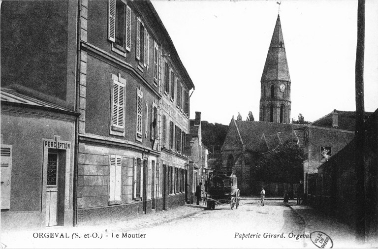 Vue de la rue du Maréchal-Foch et de l'église.