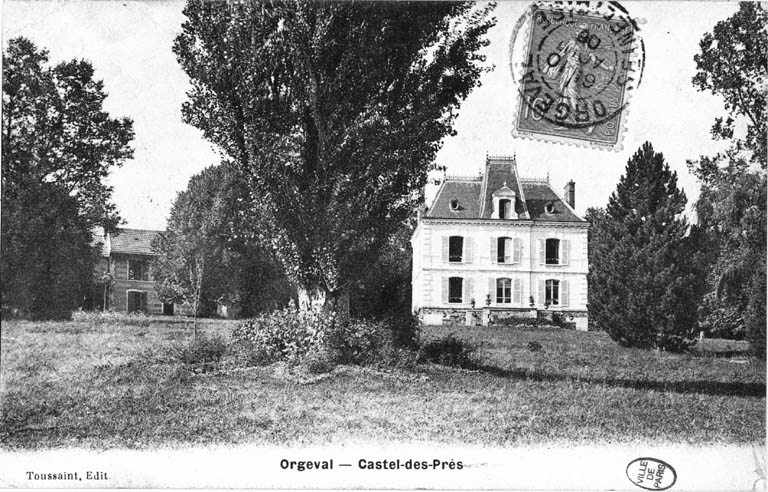 Vue de la façade côté jardin présentant une élévation symétrique.