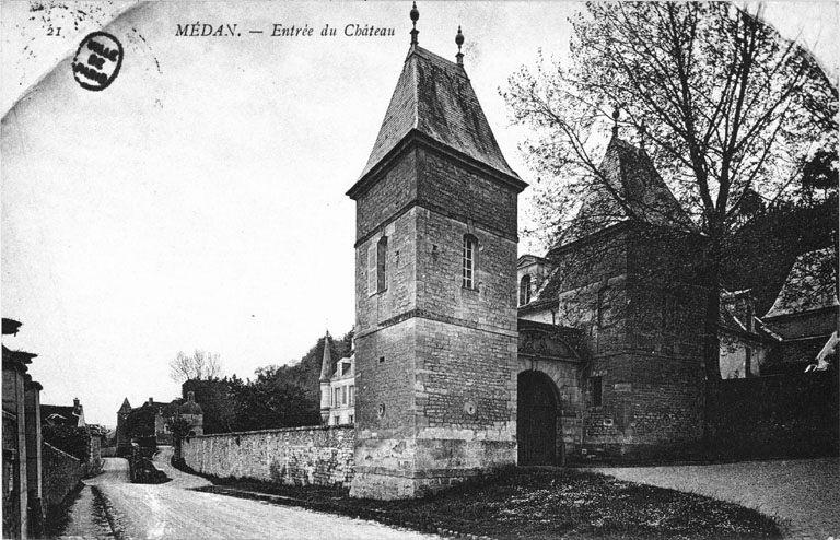 Vue de l'entrée depuis la rue.