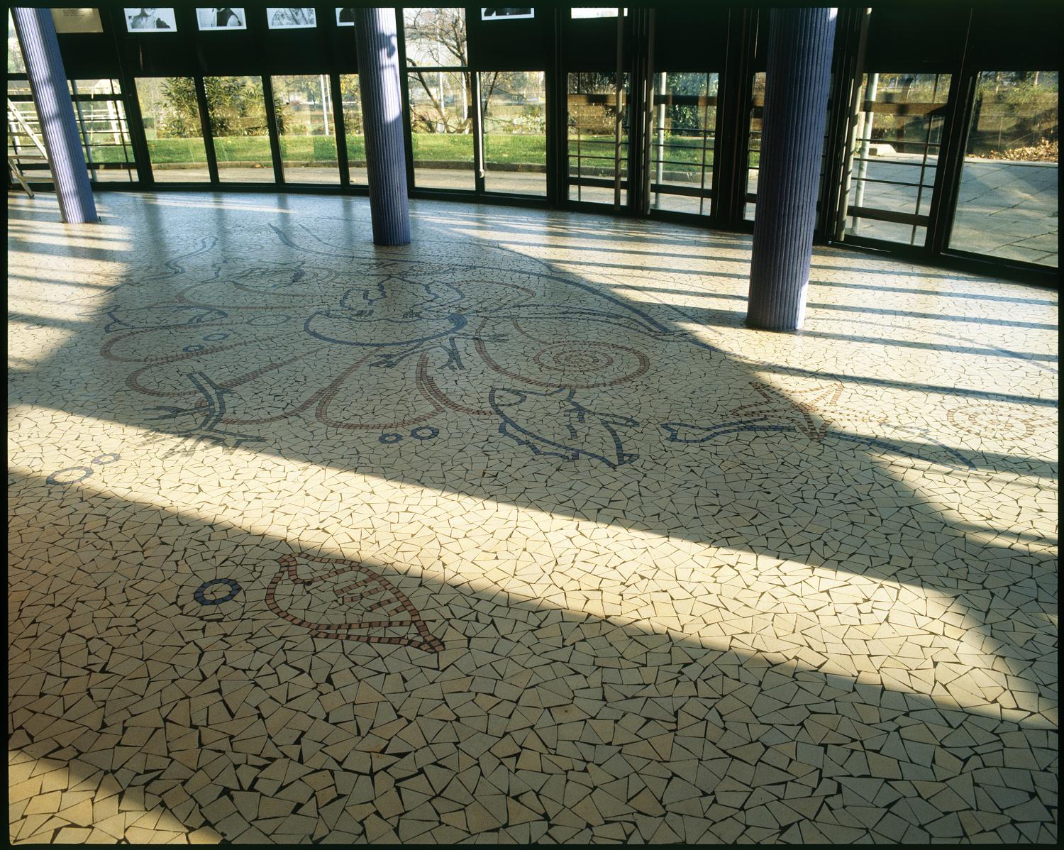 Mosaïque du sol du hall d'entrée.