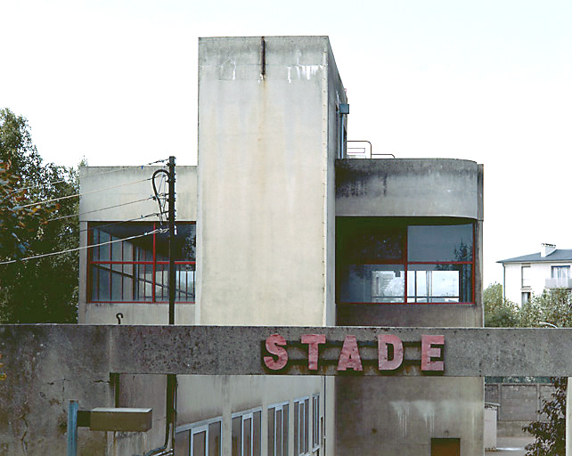 L'entrée du stade et la tribune.