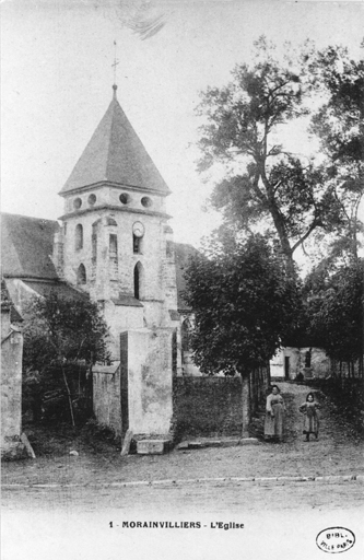 Vue du clocher et, à gauche, de l'entrée du presbytère.