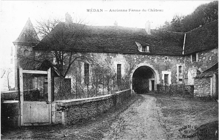 Vue de l'aile sud de la ferme du château prise de la cour.