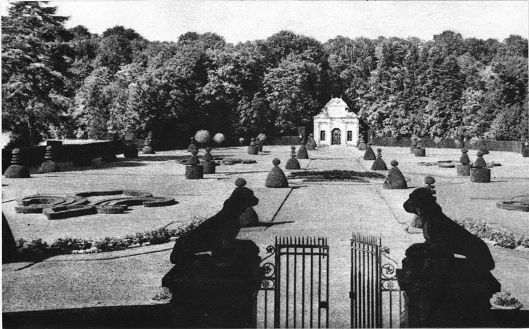 Vue du jardin et du nymphée prise depuis le château.