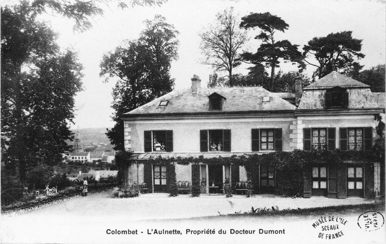 Vue d'une maison située en milieu de parcelle.