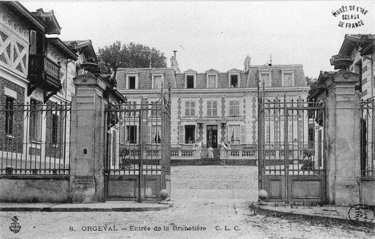 Vue prise de la rue : le château est au fond et les communs se situent de part et d'autre de la cour.