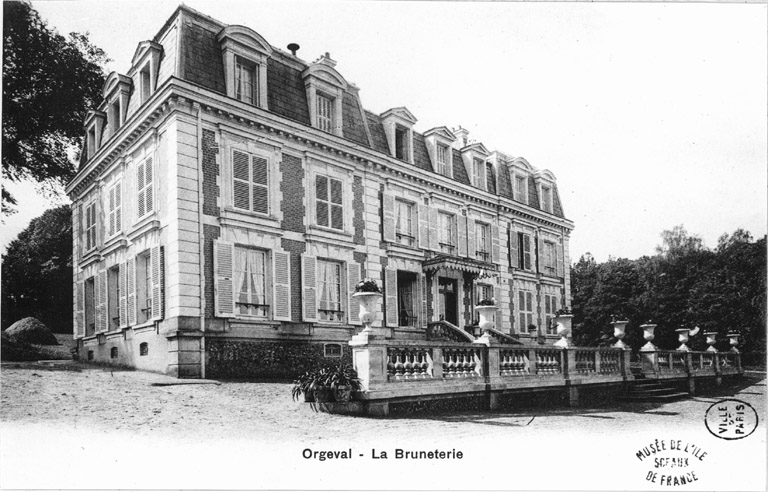 Vue de la façade antérieure avec terrasse.