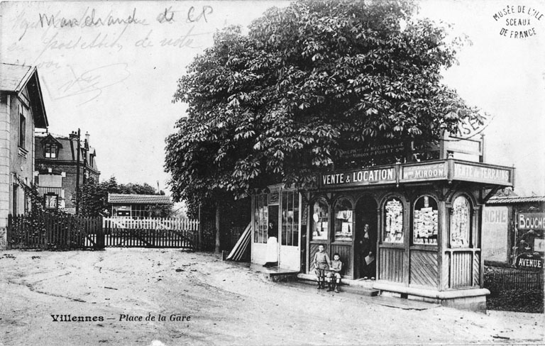 Vue de la place de l'ancienne gare (à gauche).