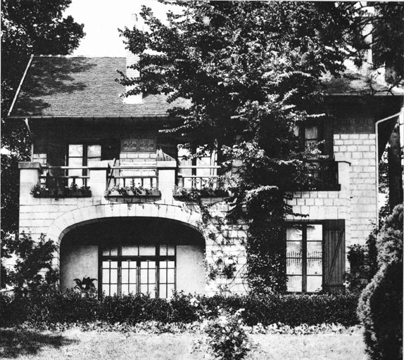 Vue de la façade antérieure.