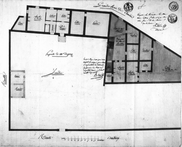 Plan de deux maisons mentionnant la présence de celliers et de pressoirs.