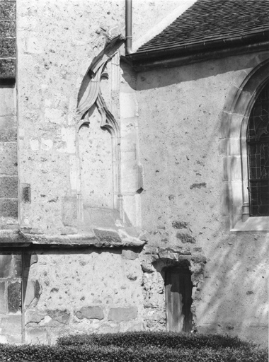 Vue de la fenêtre est du transept sud partiellement démolie lors de la construction de la chapelle Sainte-Geneviève (actuellement sacristie).