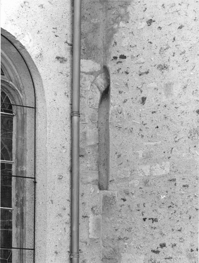 Vue des vestiges d'une fenêtre situées dans l'angle de la nef et du transept sud.