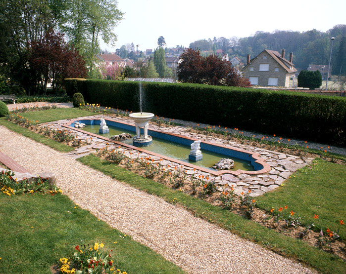 Vue du Bassin. Le potager est situé en contrebas, derrière la haie.